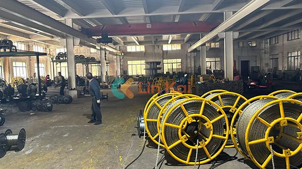 Ningbo Lingkai Electric Power Equipment Co., Ltd. toimittaa korkealaatuista teräsköyttä Malesiaan johtimien kierrettämiseksi ja vetämiseksi